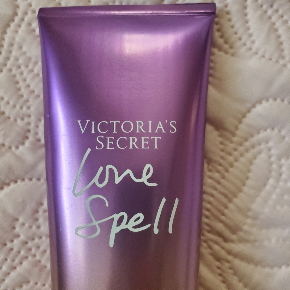 Victoria's Secret LOVE SPELL Fragrance Lotion - Picture 4 of 4